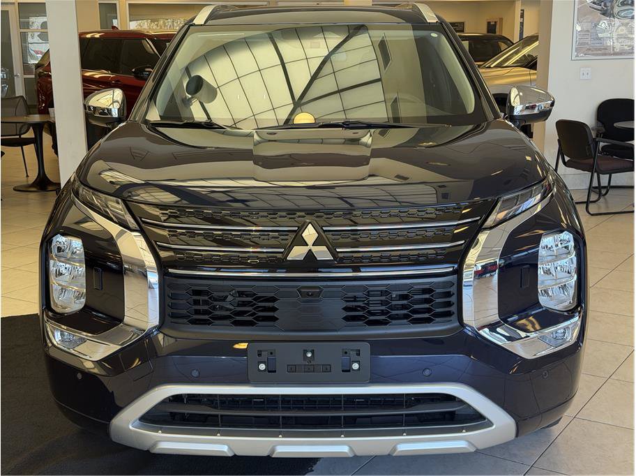 Used 2025 Mitsubishi Outlander 4WD Plug-In Hybrid image 2