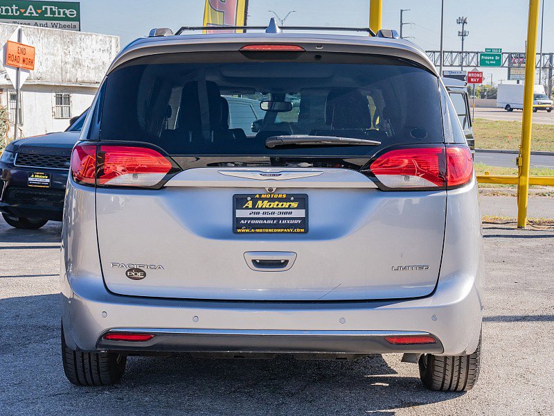Used 2020 Chrysler Pacifica Limited image 6