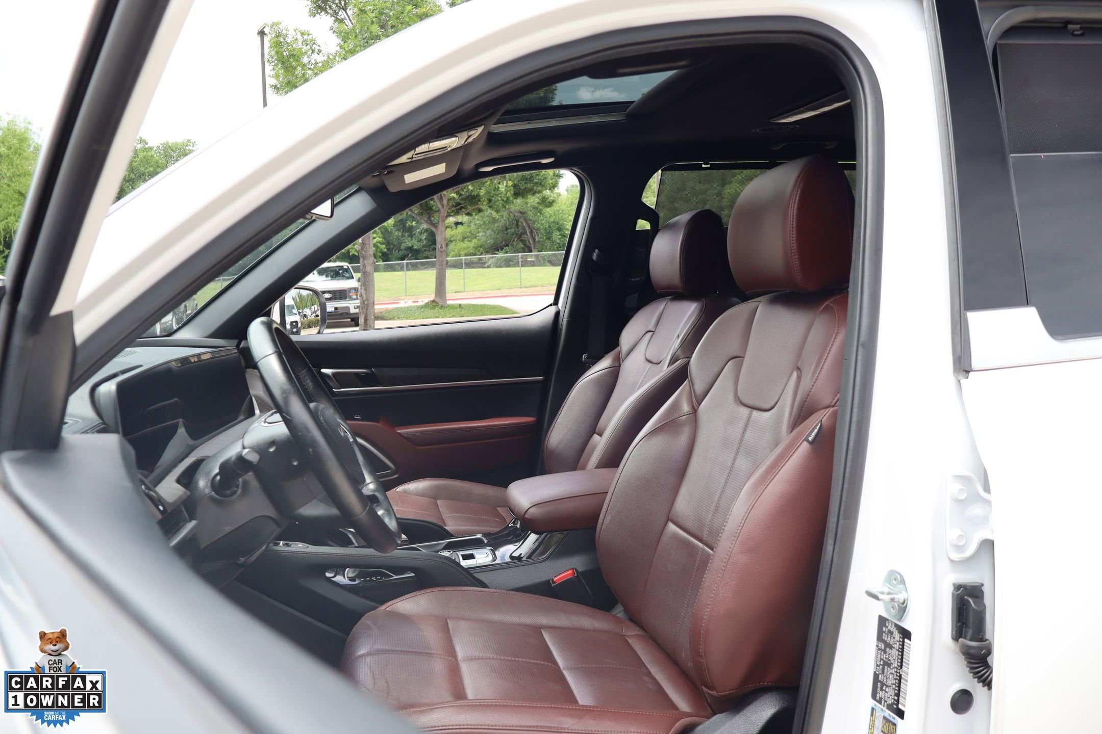 Used 2024 Kia Telluride EX w/ EX Captain's Chair Package FWD image 11