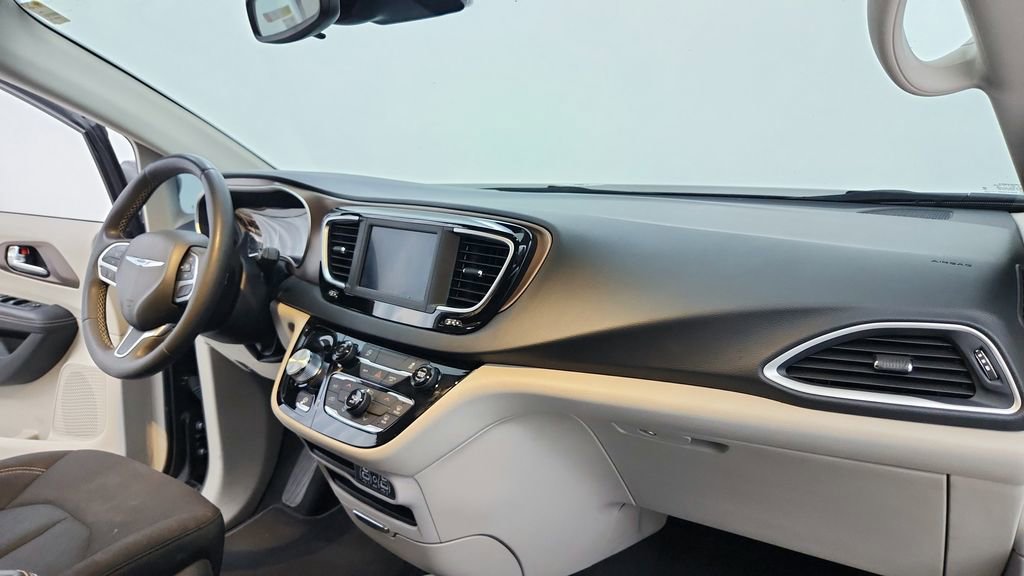Used 2023 Chrysler Voyager LX image 30