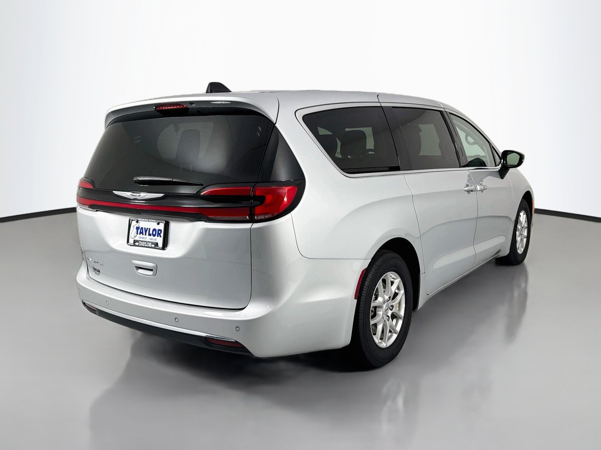 Used 2024 Chrysler Pacifica Touring-L FWD image 7