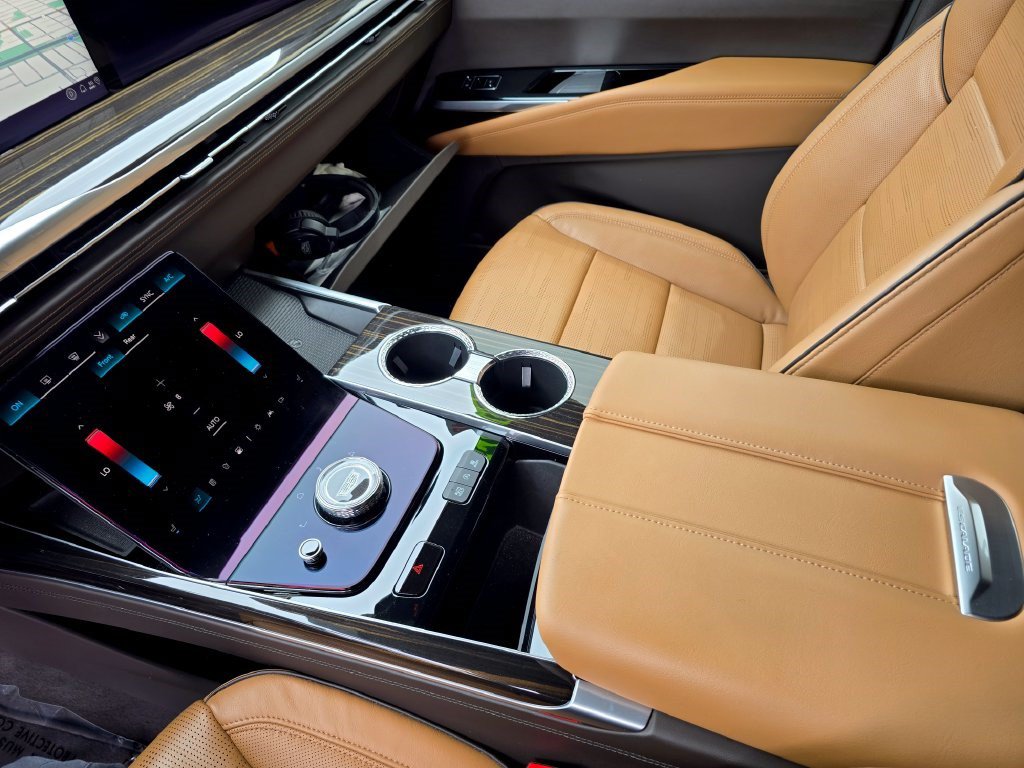 Used 2025 Cadillac Escalade ESV Premium Luxury w/ LPO, Radiant Package AWD/4WD image 32