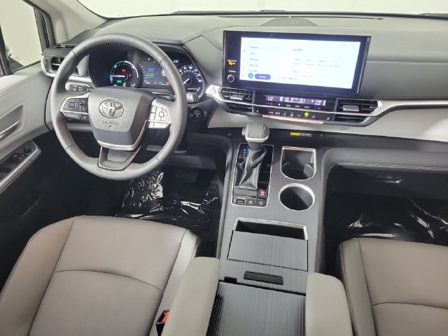 Used 2026 Toyota Sienna XLE FWD image 15