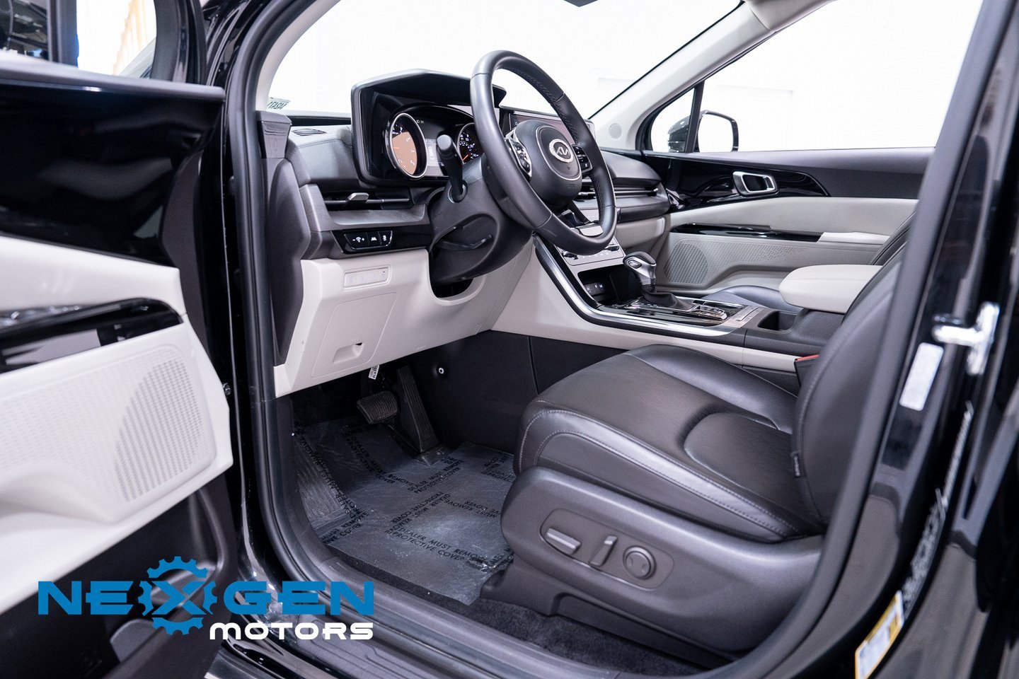 Used 2024 Kia Carnival EX image 23