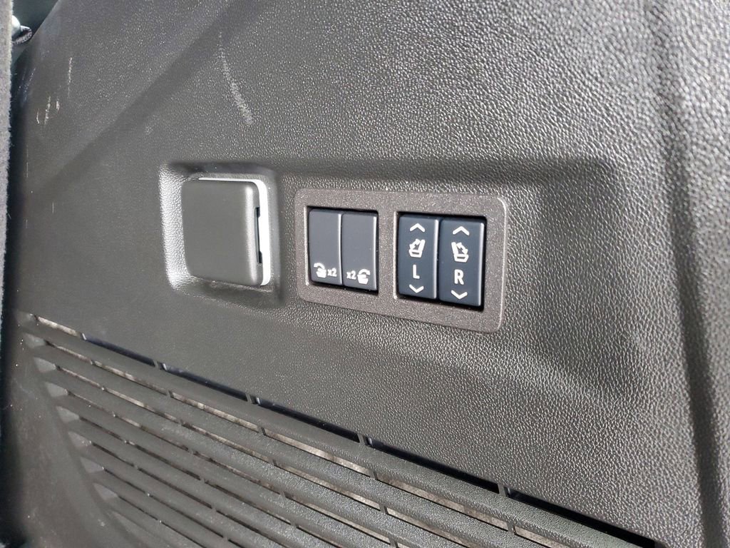 Certified 2024 Chevrolet Tahoe Z71 w/ Luxury Package image 35