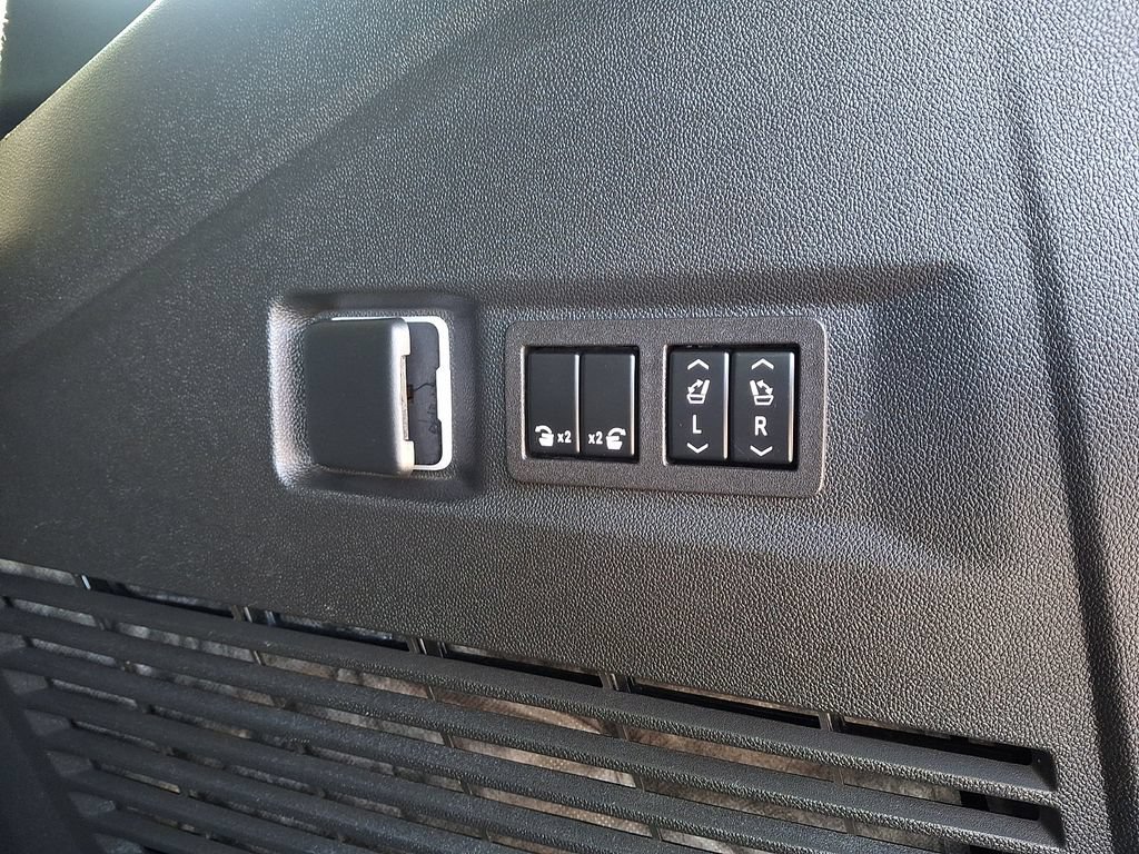 Used 2023 Chevrolet Tahoe Premier AWD/4WD image 31