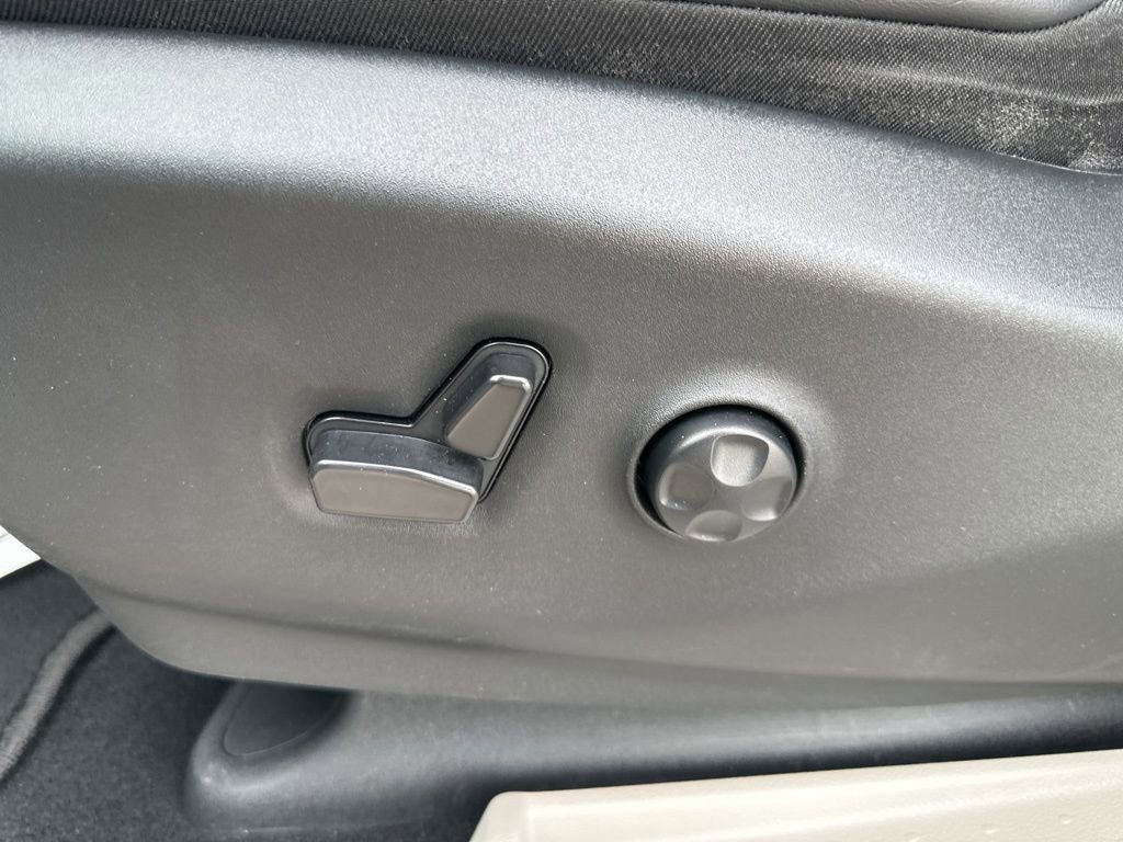 Used 2023 Chrysler Pacifica Touring-L image 19