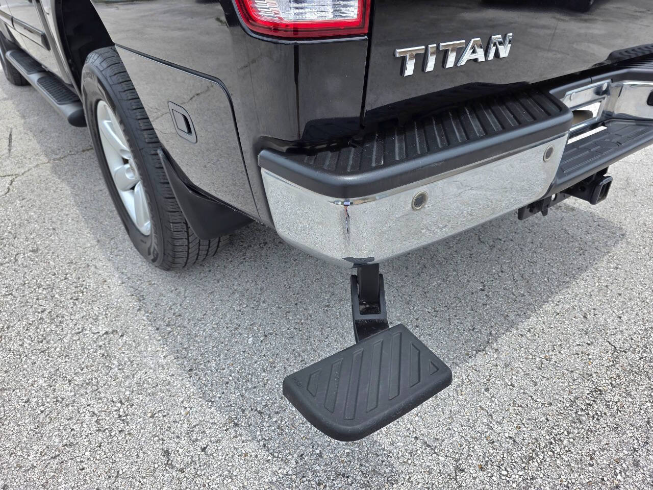 Used 2010 Nissan Titan SE w/ SE Value Truck Pkg AWD/4WD image 4