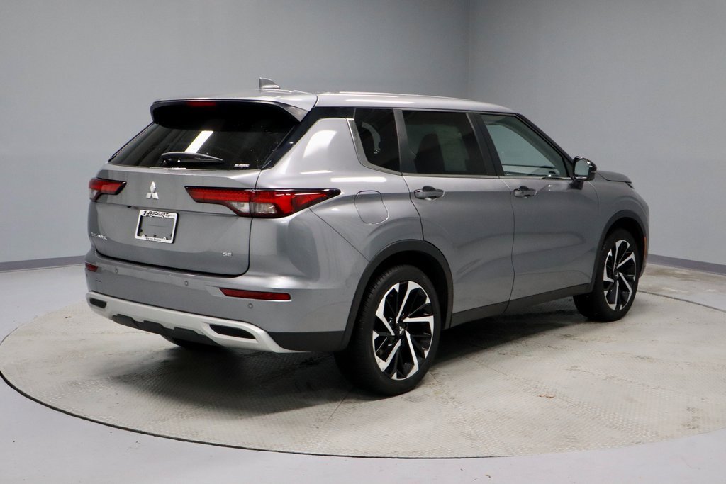Used 2022 Mitsubishi Outlander SE image 11