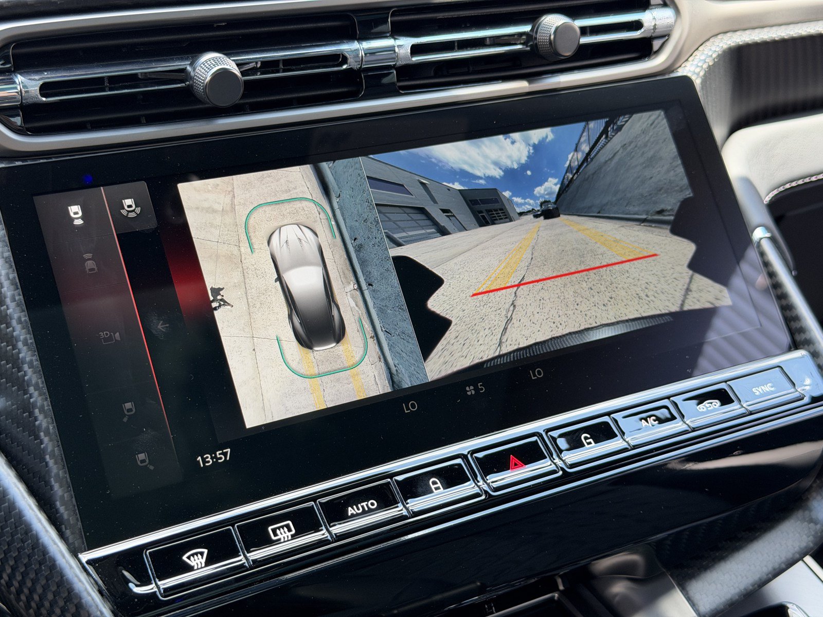 Used 2025 Aston Martin Vanquish RWD image 23