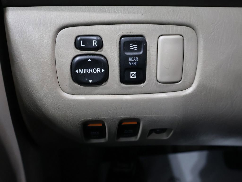 Used 2005 Toyota Sienna XLE image 25