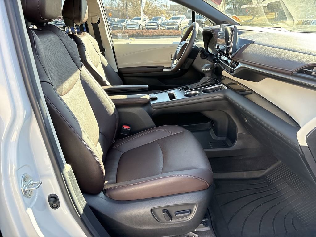 Used 2024 Toyota Sienna Platinum image 31