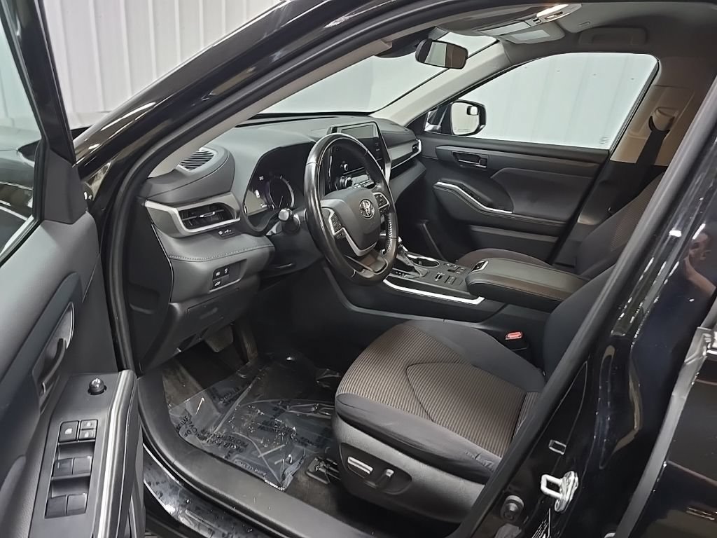 Used 2023 Toyota Highlander LE AWD/4WD image 28
