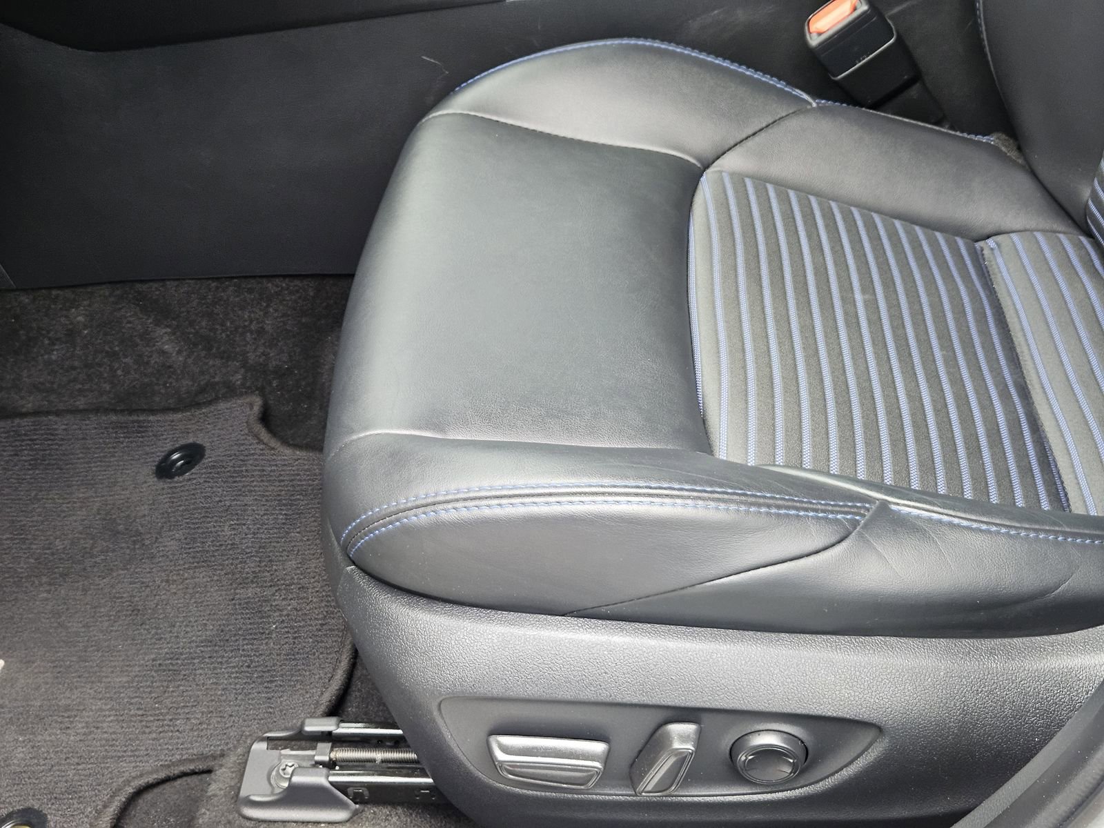 Used 2023 Toyota RAV4 XSE AWD/4WD image 28