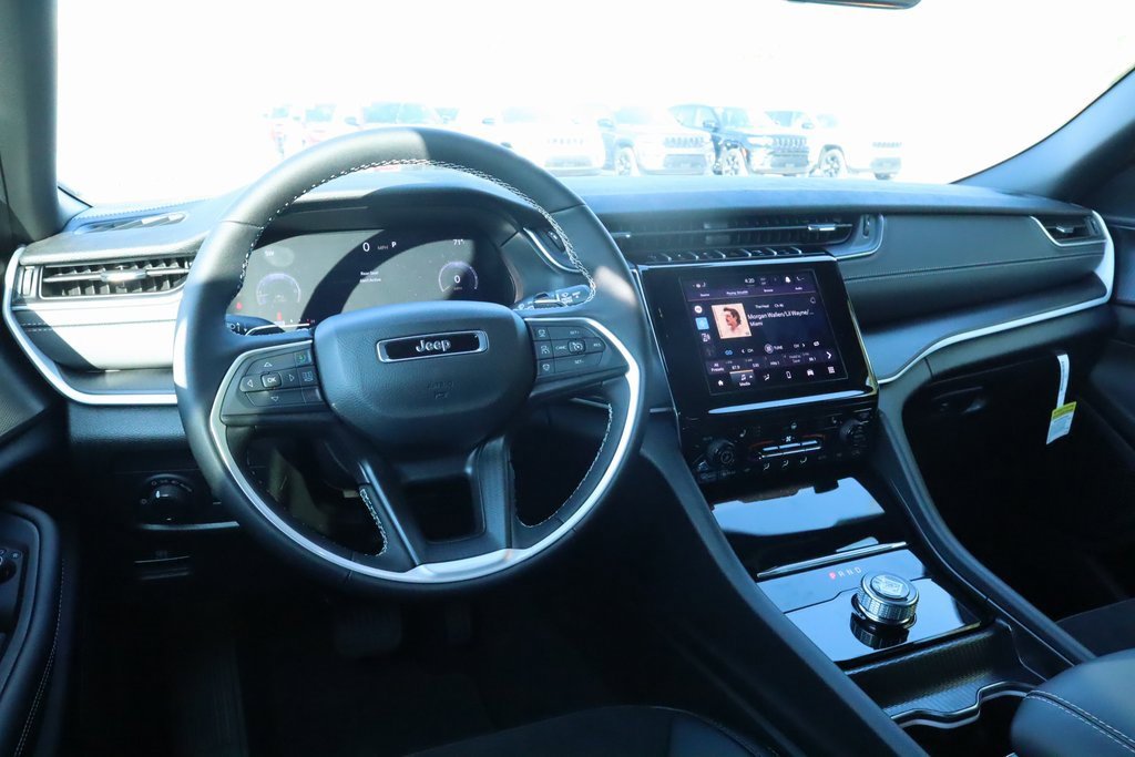 New 2025 Jeep Grand Cherokee Altitude image 2