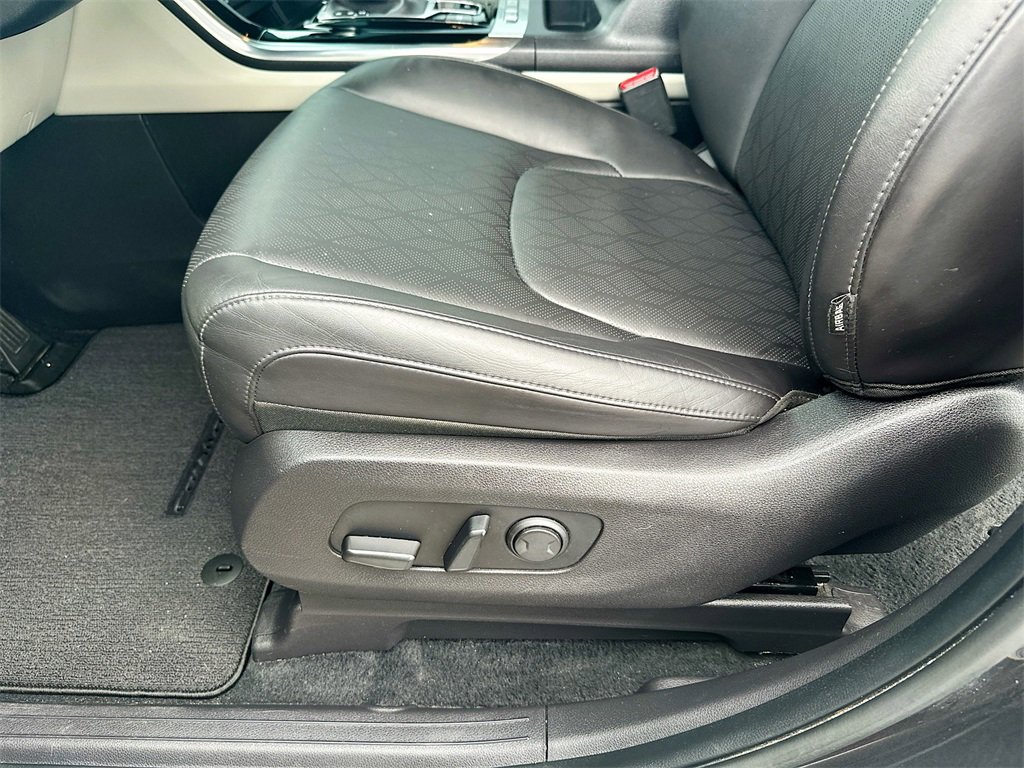 Used 2024 Kia Carnival EX image 9