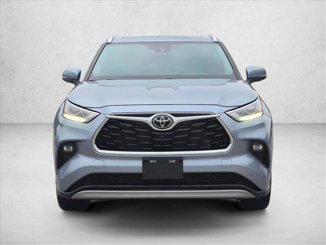 Used 2023 Toyota Highlander Platinum FWD image 2