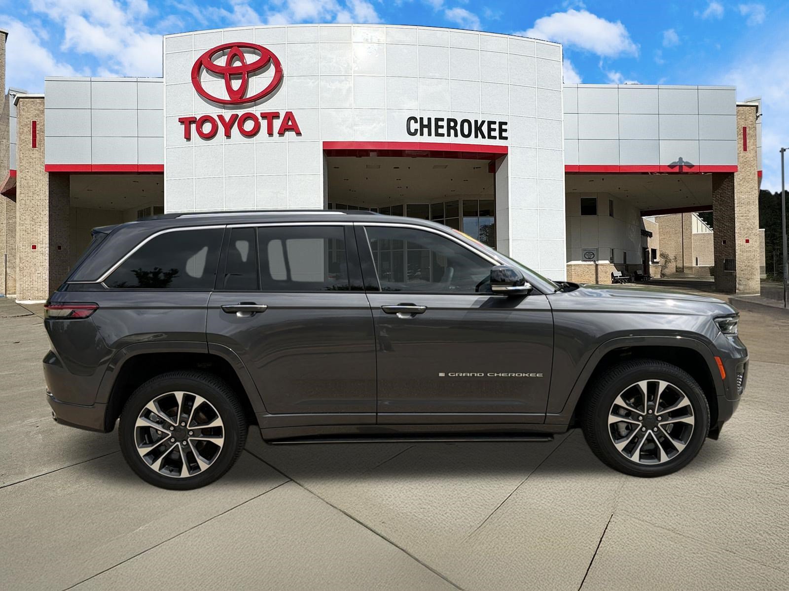 Used 2023 Jeep Grand Cherokee Overland AWD/4WD image 4
