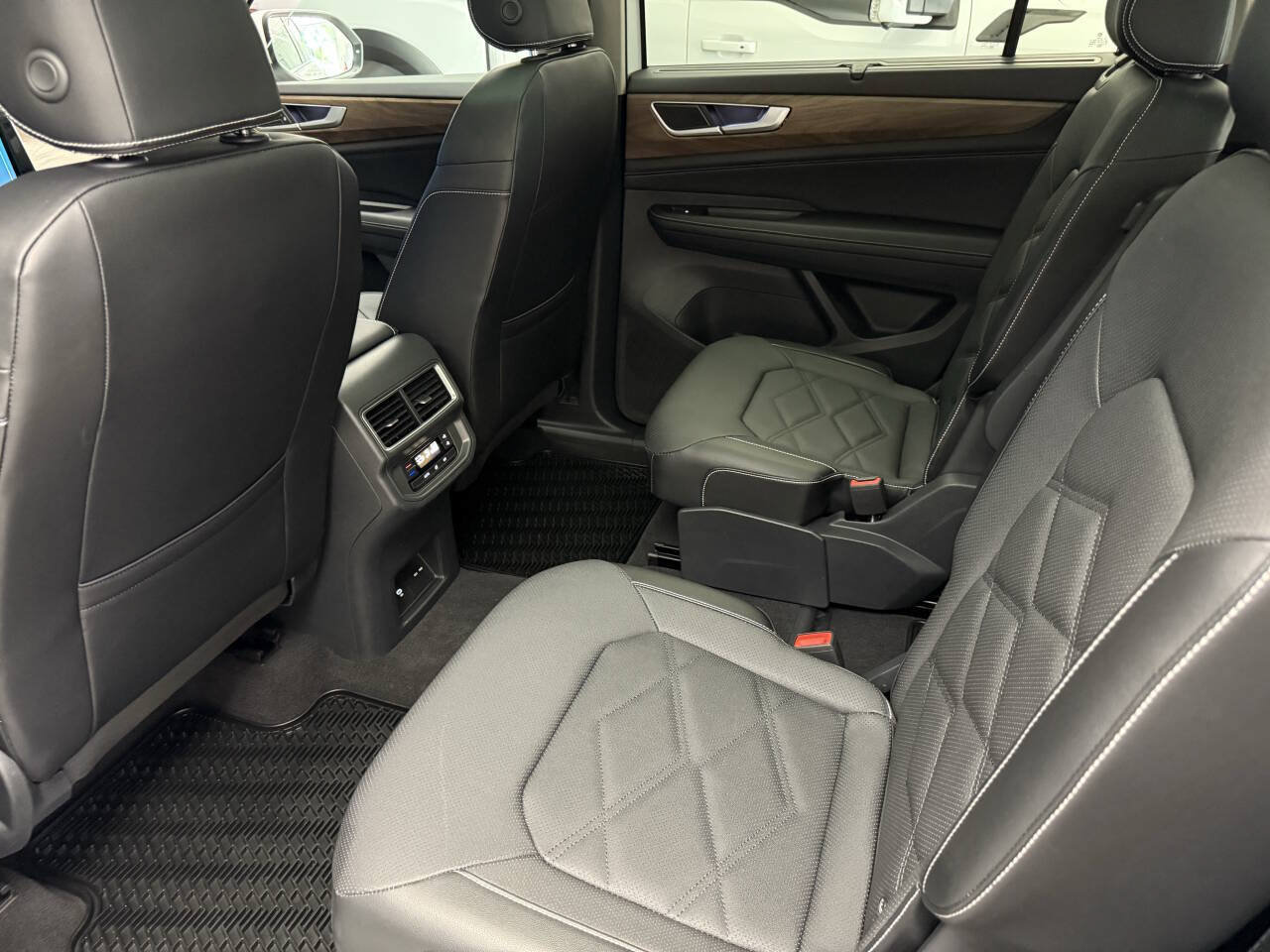 Used 2024 Volkswagen Atlas SE w/ Panoramic Sunroof Package AWD/4WD image 19