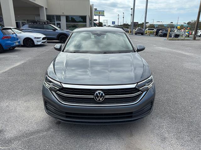 Used 2022 Volkswagen Jetta SE image 2