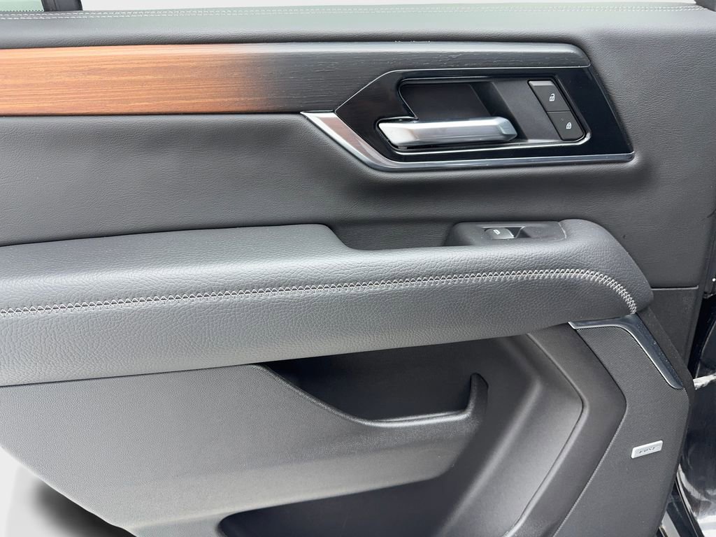 Used 2025 GMC Yukon Denali AWD/4WD image 37