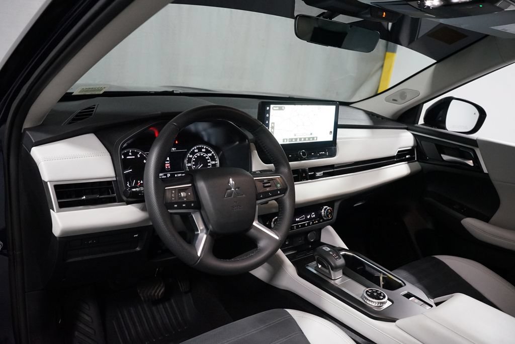 Used 2025 Mitsubishi Outlander SE AWD/4WD image 11