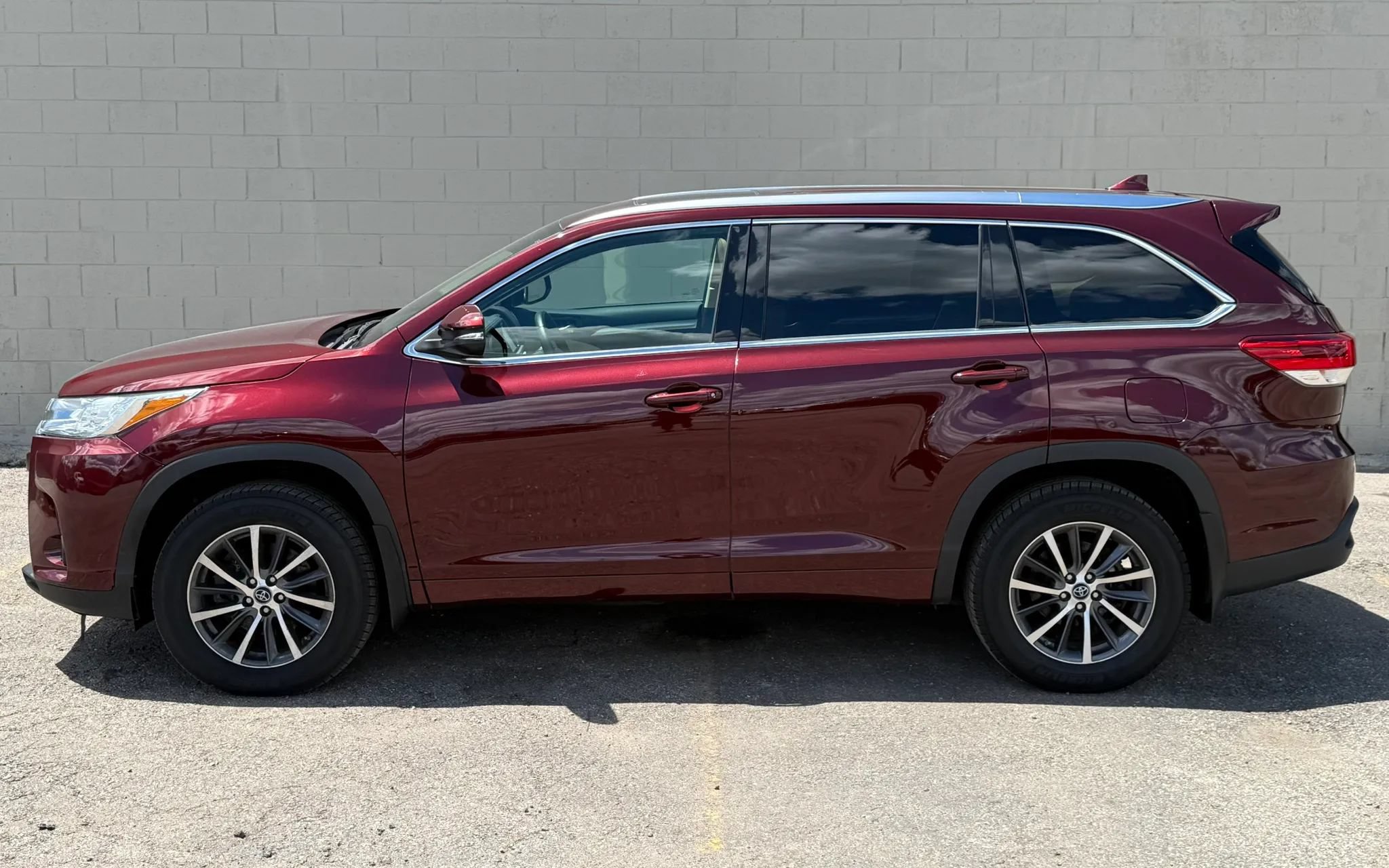 Used 2017 Toyota Highlander XLE w/ Carpet Mat Package AWD/4WD image 2