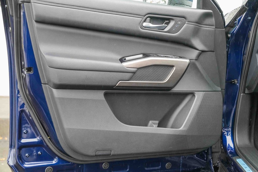 Used 2024 Nissan Pathfinder Platinum image 19