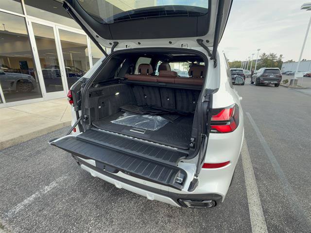 New 2026 BMW X5 xDrive50e w/ M Sport Package AWD/4WD image 5