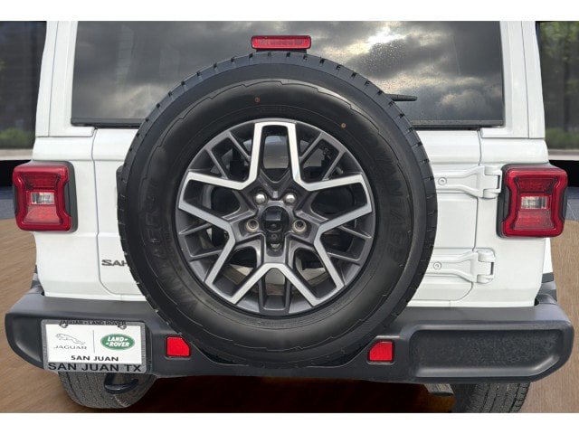 Used 2025 Jeep Wrangler Unlimited Sahara AWD/4WD image 18