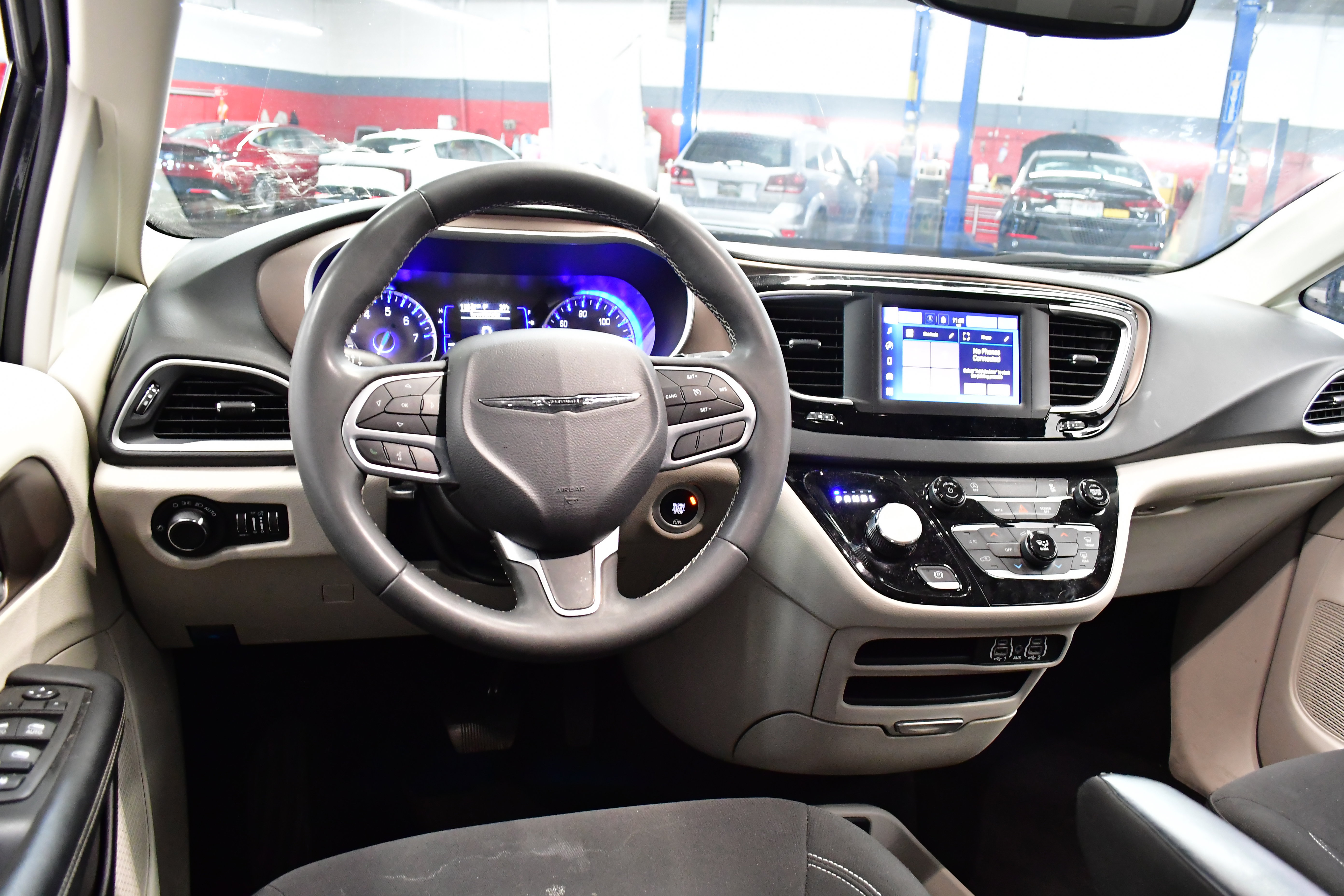 Used 2023 Chrysler Voyager LX FWD image 9