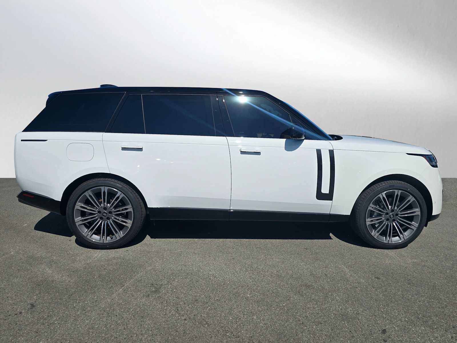 New 2025 Land Rover Range Rover Long Wheelbase SE image 2