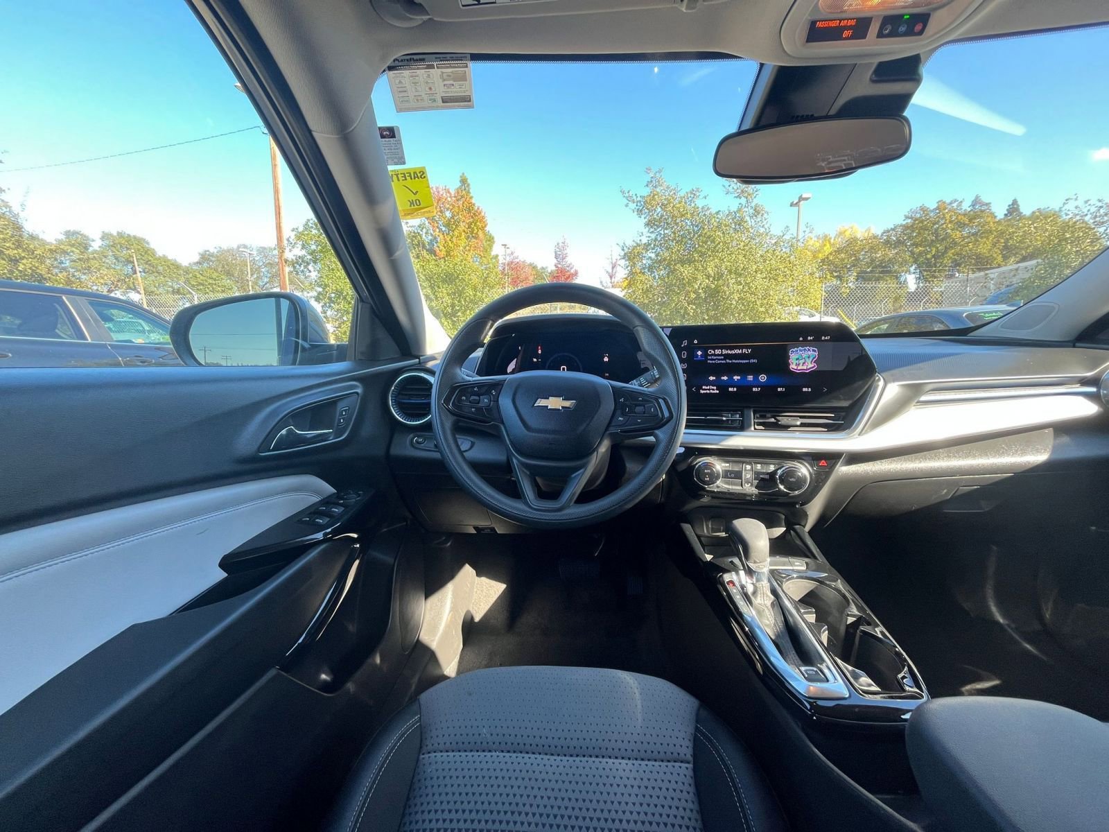 Used 2025 Chevrolet Trax LT image 32