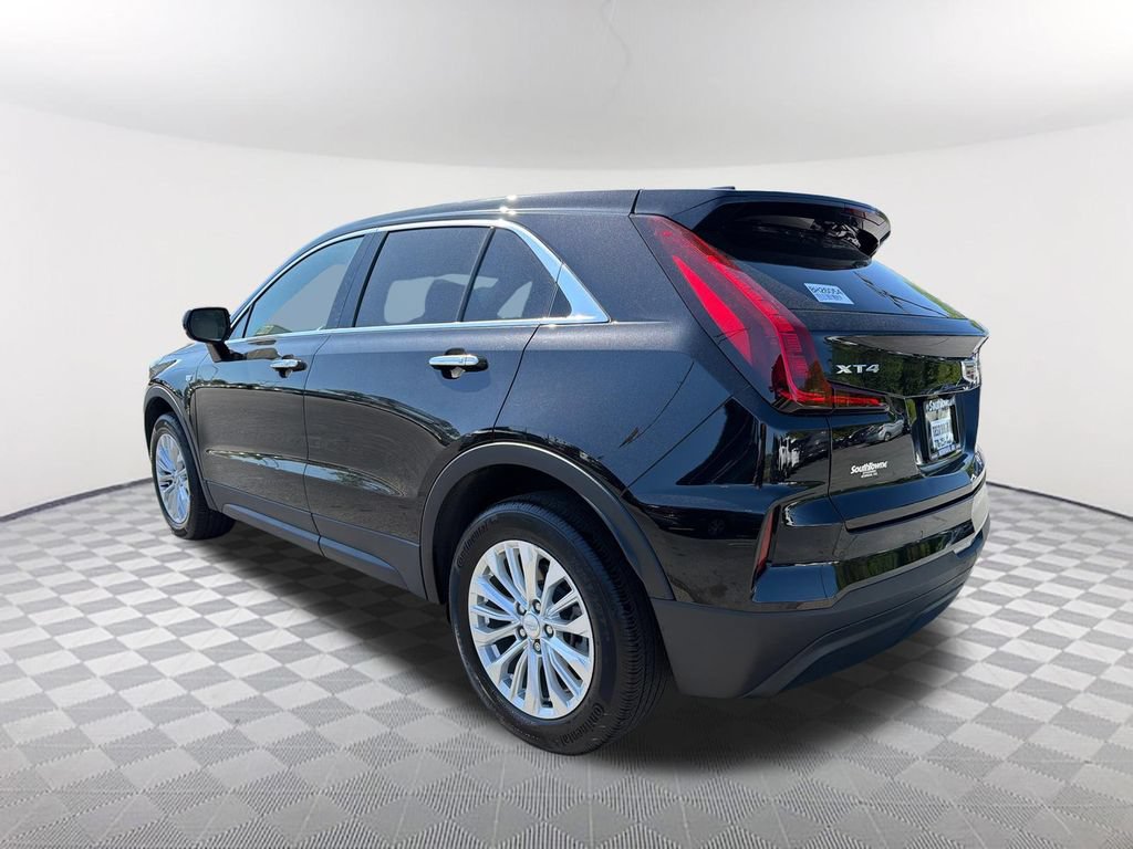 Used 2024 Cadillac XT4 Luxury w/ Cold Weather Package FWD image 7