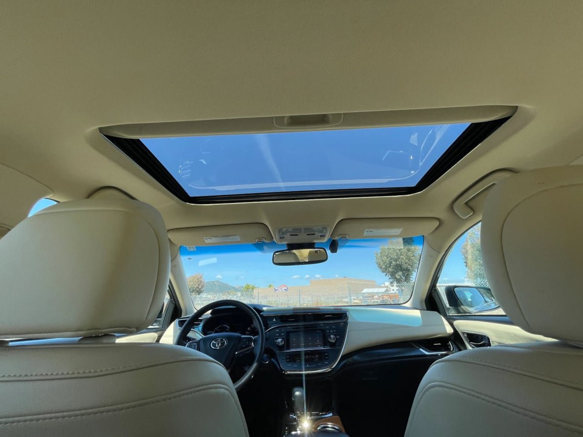 Used 2018 Toyota Avalon XLE Premium w/ Preferred Accessory Package FWD image 17