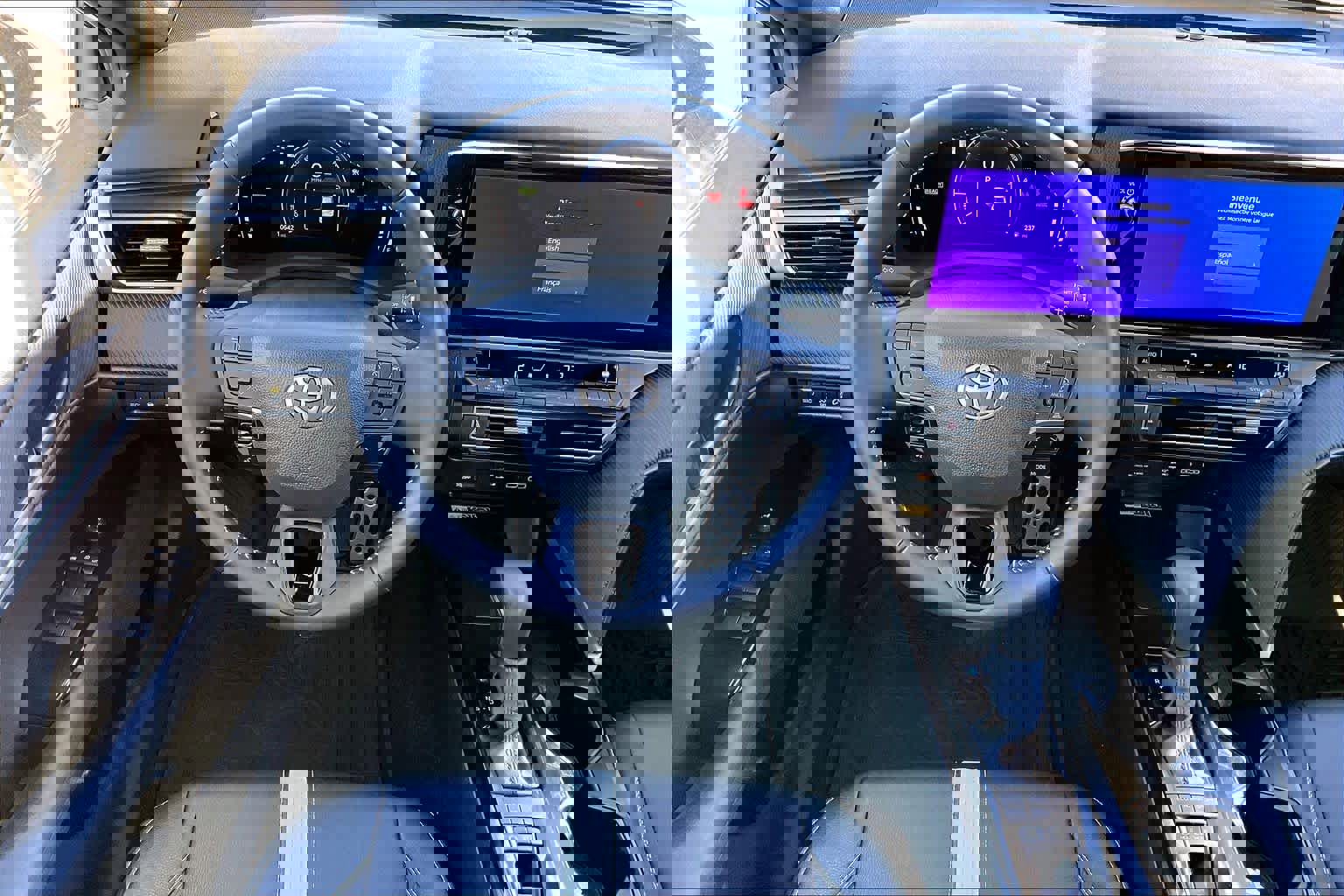 Used 2025 Toyota Camry SE image 5