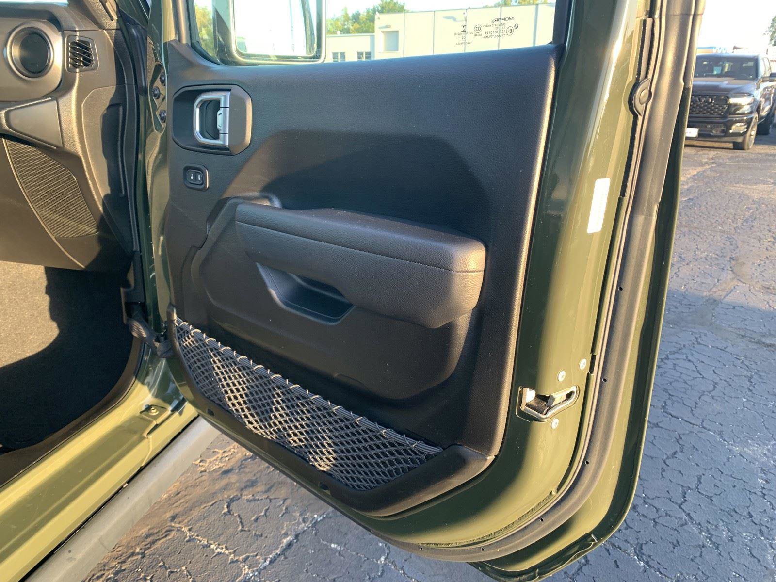 Used 2023 Jeep Gladiator Sport image 11