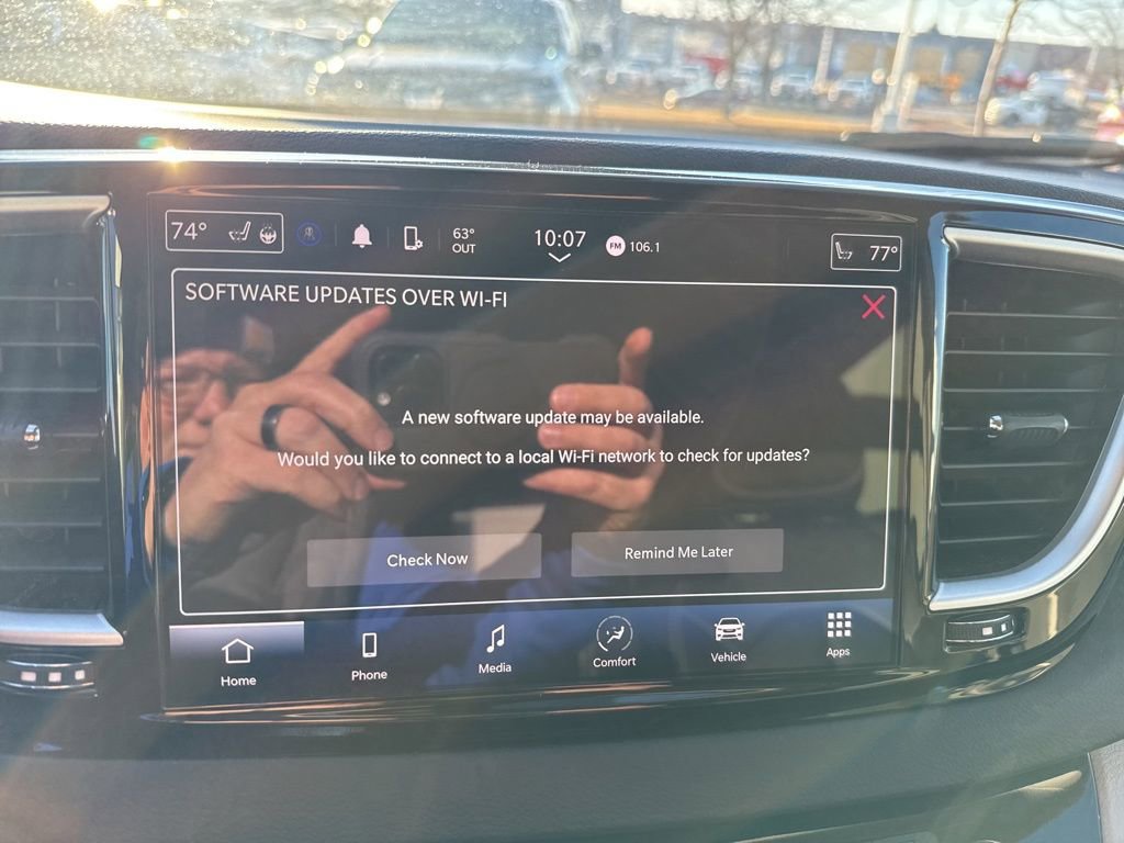 Used 2024 Chrysler Pacifica Touring-L image 10