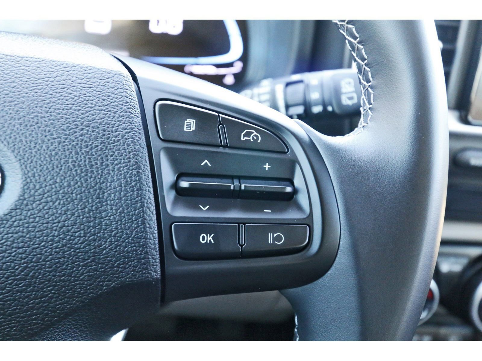 Certified 2025 Hyundai Venue SEL image 18