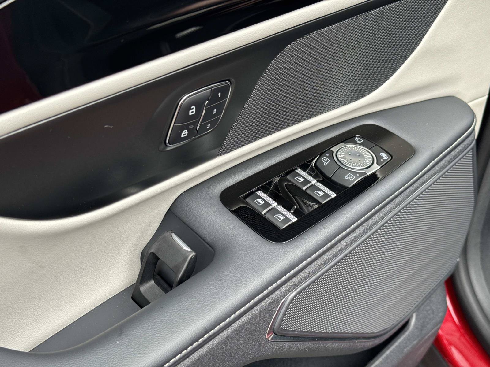 Used 2025 Lincoln Nautilus Premier AWD/4WD image 19