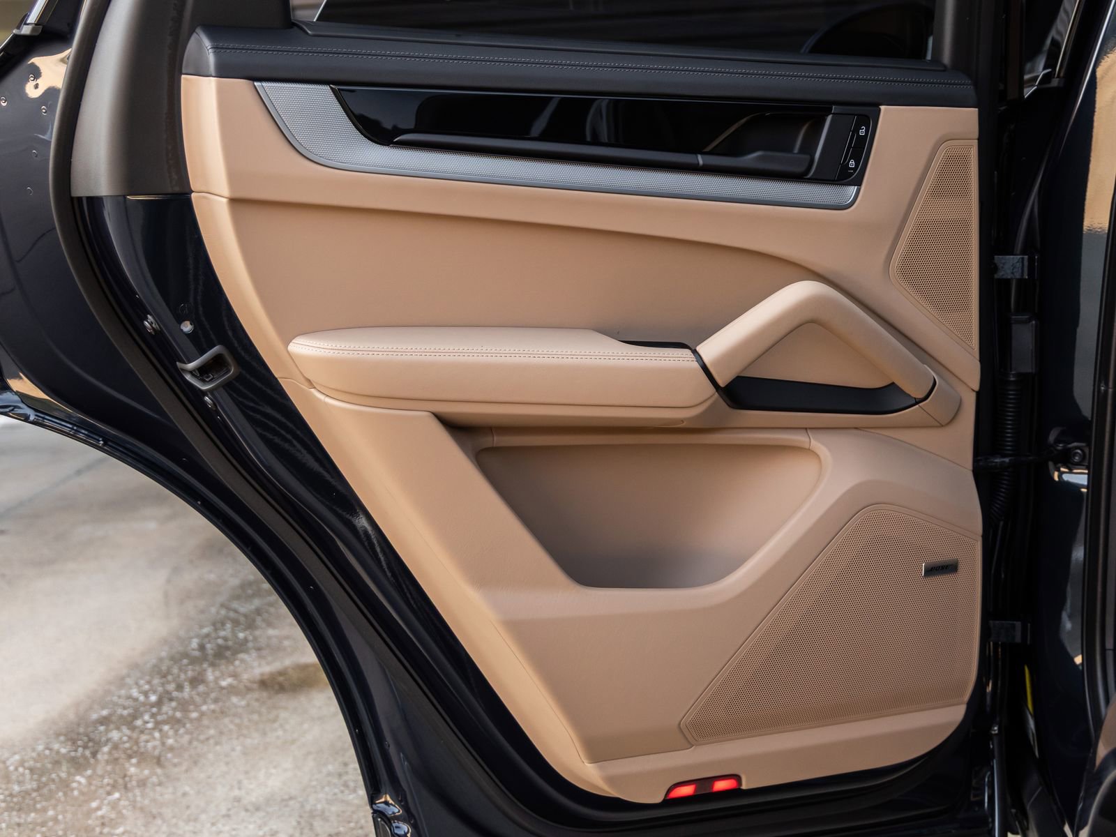 Certified 2025 Porsche Cayenne S AWD/4WD image 33