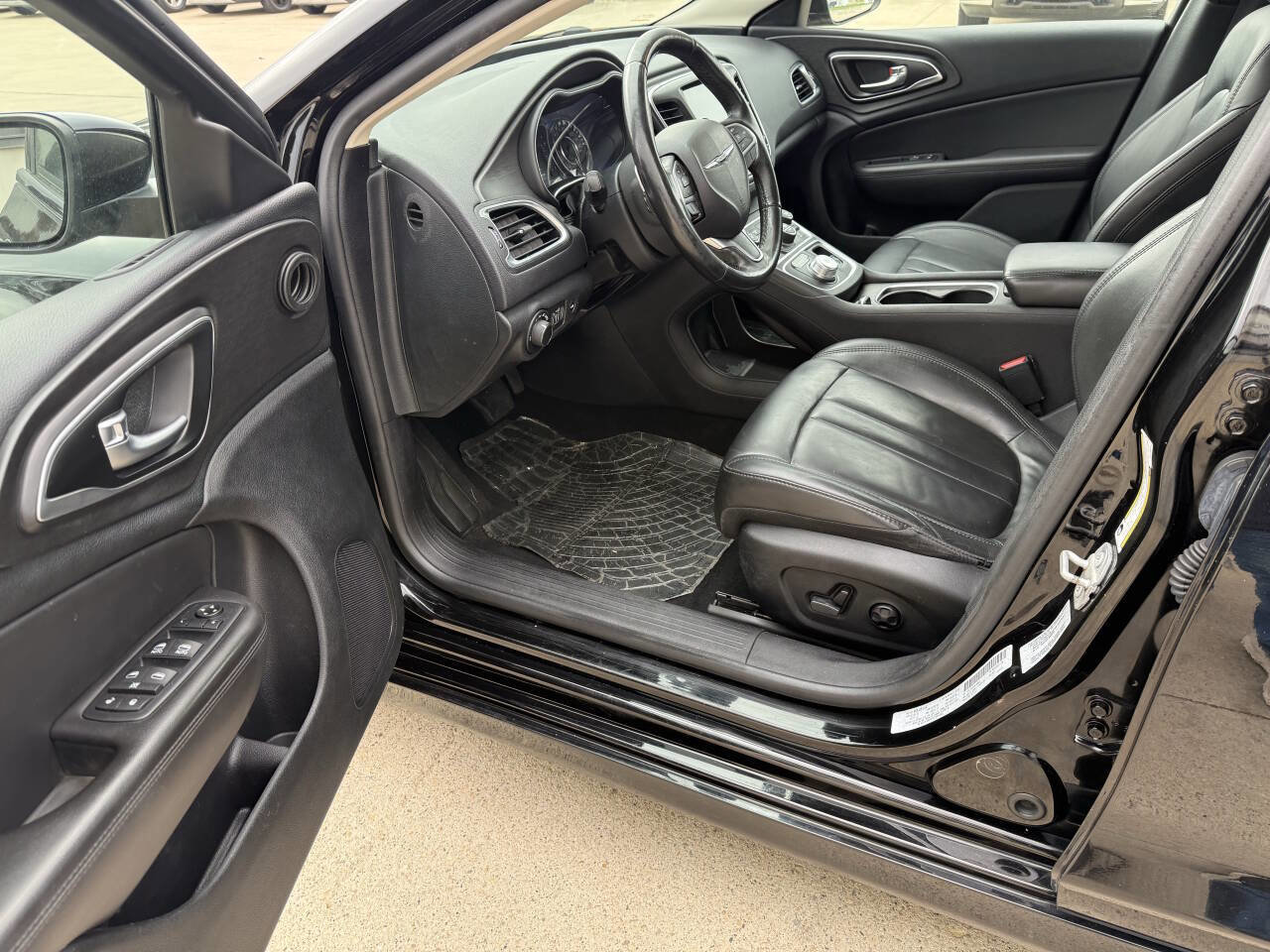 Used 2016 Chrysler 200 Limited Platinum w/ Comfort & Convenience Group image 5