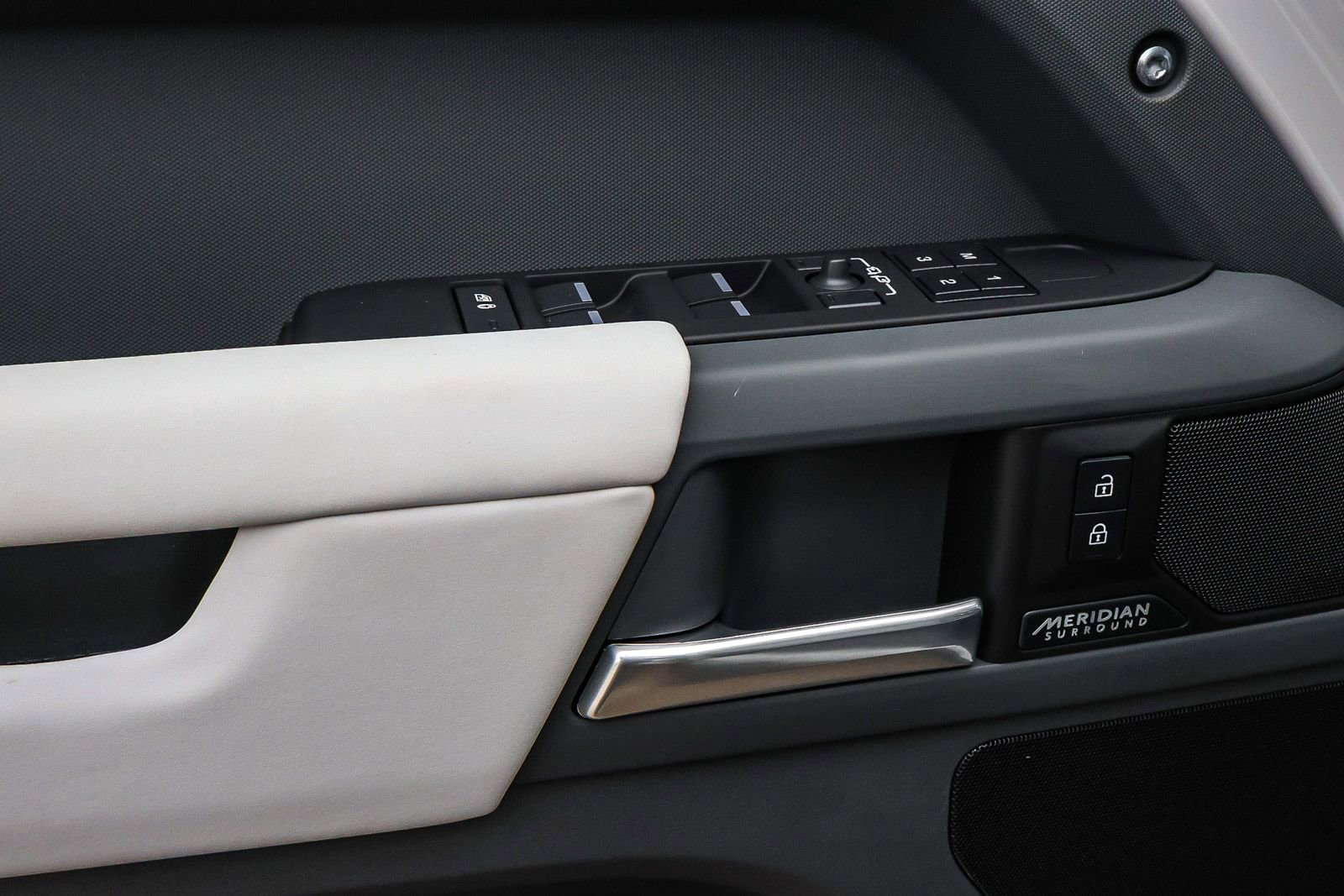 New 2026 Land Rover Defender 110 X-Dynamic SE image 31