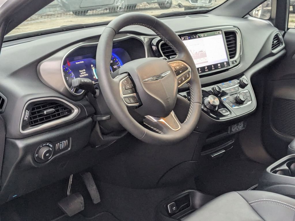 Used 2025 Chrysler Pacifica Select image 14