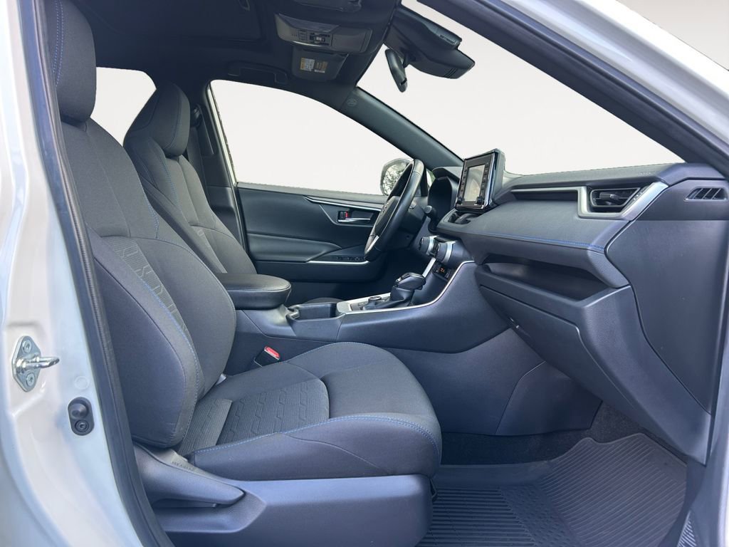 Used 2022 Toyota RAV4 SE image 10