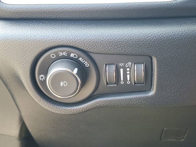 Used 2025 Chrysler Pacifica Select image 25