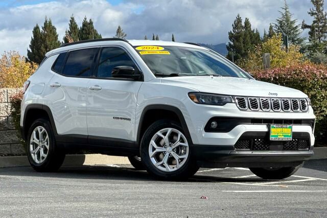 Used 2024 Jeep Compass Latitude image 2