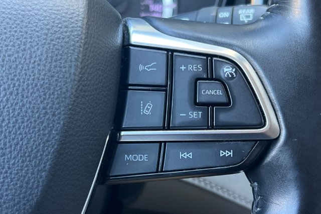 Used 2021 Toyota Highlander LE FWD image 29