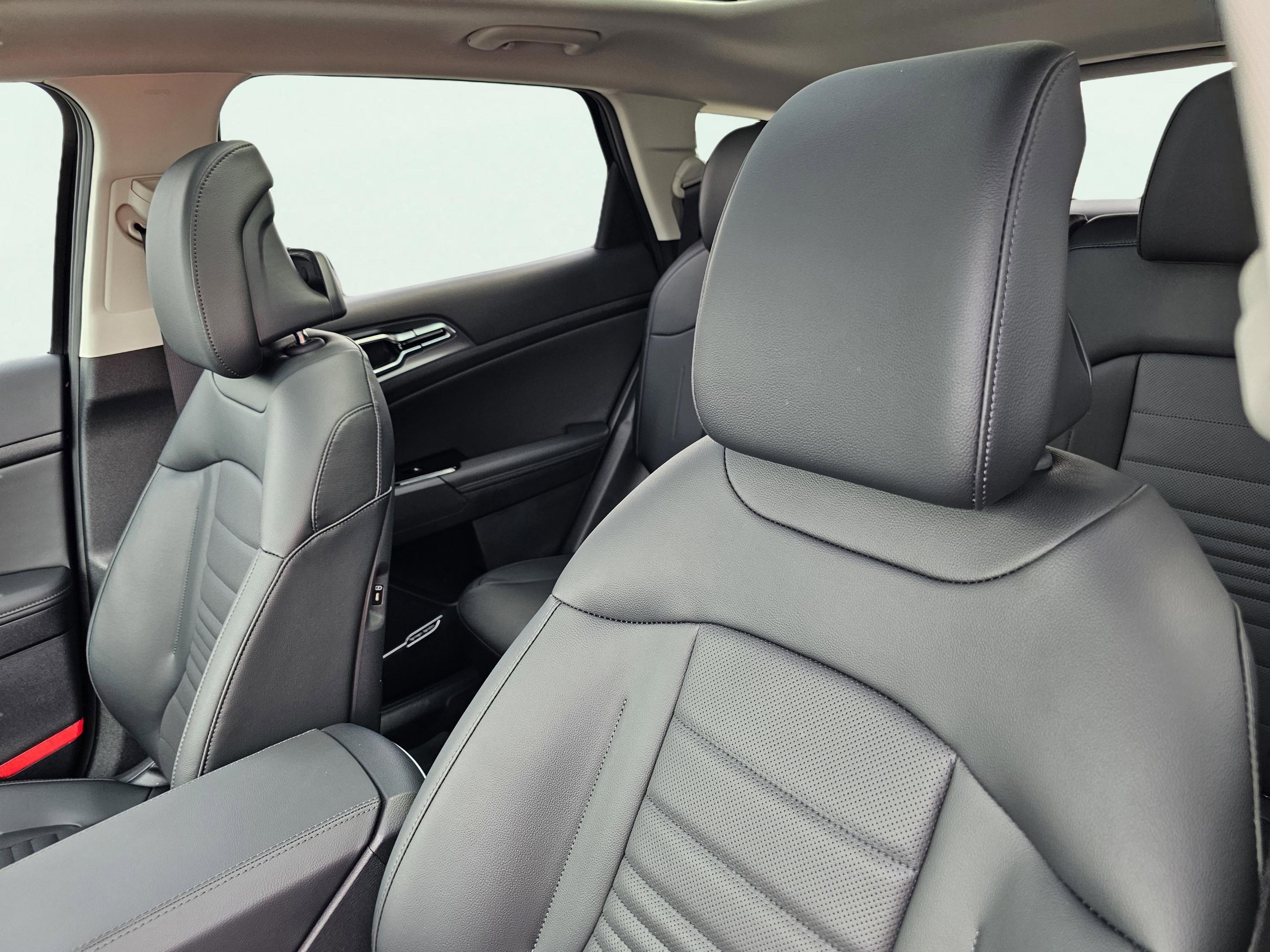 Used 2025 Kia Sportage SX image 12