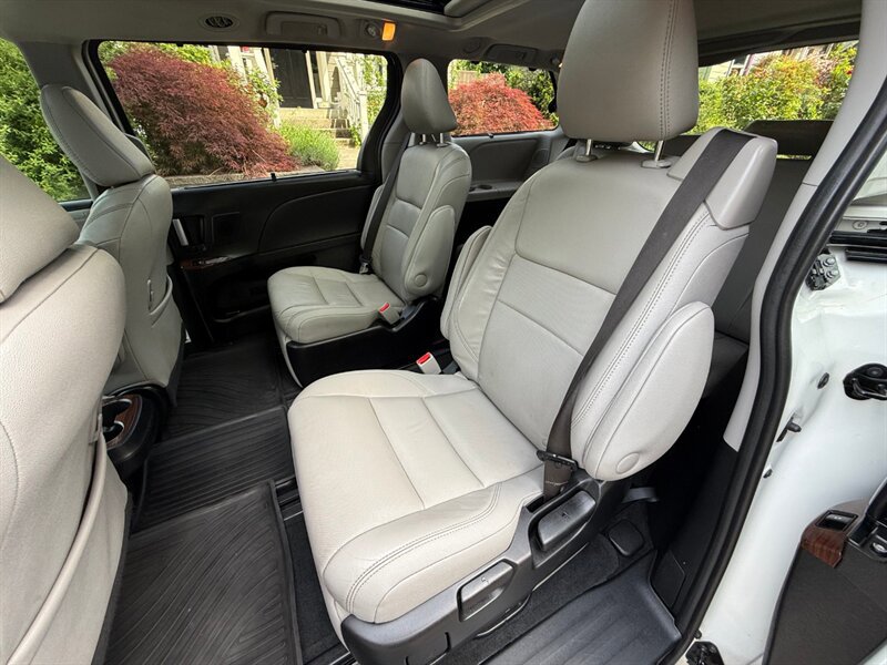 Used 2017 Toyota Sienna Limited FWD image 15